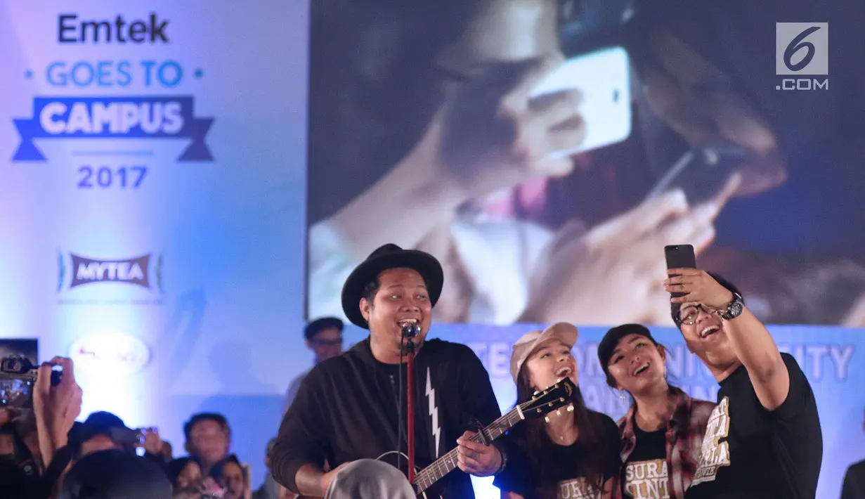 Virgoun bernyanyi bersama pemeran film Surat Cinta untuk Starla pada penutupan gelaran Emtek Goes To Campus 2017 Bandung di Universitas Telkom, Bandung, Kamis (30/11). (Liputan6.com/Helmi Fithriansyah)
