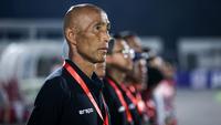 Pelatih Timnas putri Indonesia, Satoru Mochizuki jelang dimulainya laga uji coba internasional menghadapi Singapura di Stadion Madya, Gelora Bung Karno, Senayan, Jakarta, Selasa (28/5/2024). (Bola.com/Bagaskara Lazuardi)