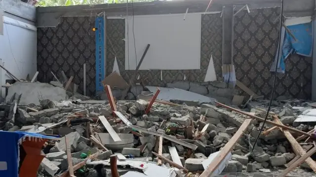 Reruntuhan bangunan Gereja Kalvari akibat guncangan gempa bumi magnitudo 7,6 di Pulau Batang Dua, Kota Ternate, Maluku Utara, Kamis (2/4/2026).