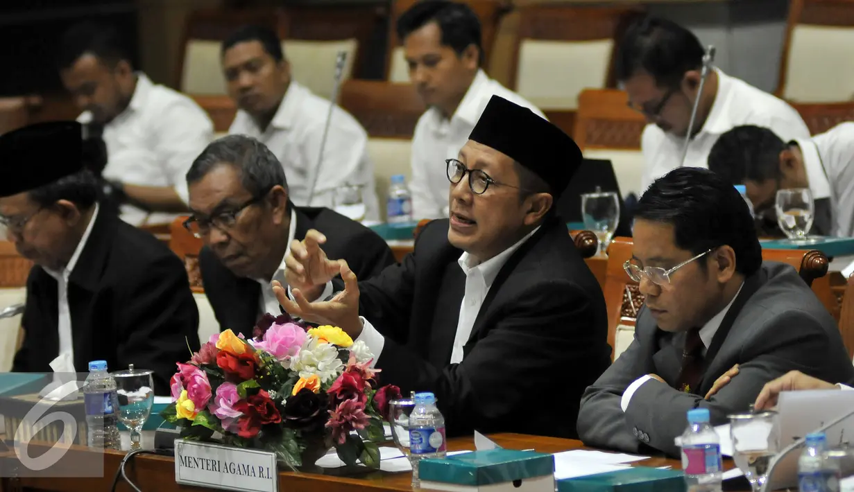 Di hadapan anggota komisi VIII DPR RI, Menteri Agama, Lukman Hakim Saifuddin menjelaskan persoalan yang menimpa 177 jemaah calon haji Indonesia di Filipina, Senayan, Jakarta, Senin (29/8). (Liputan6.com/Johan Tallo)