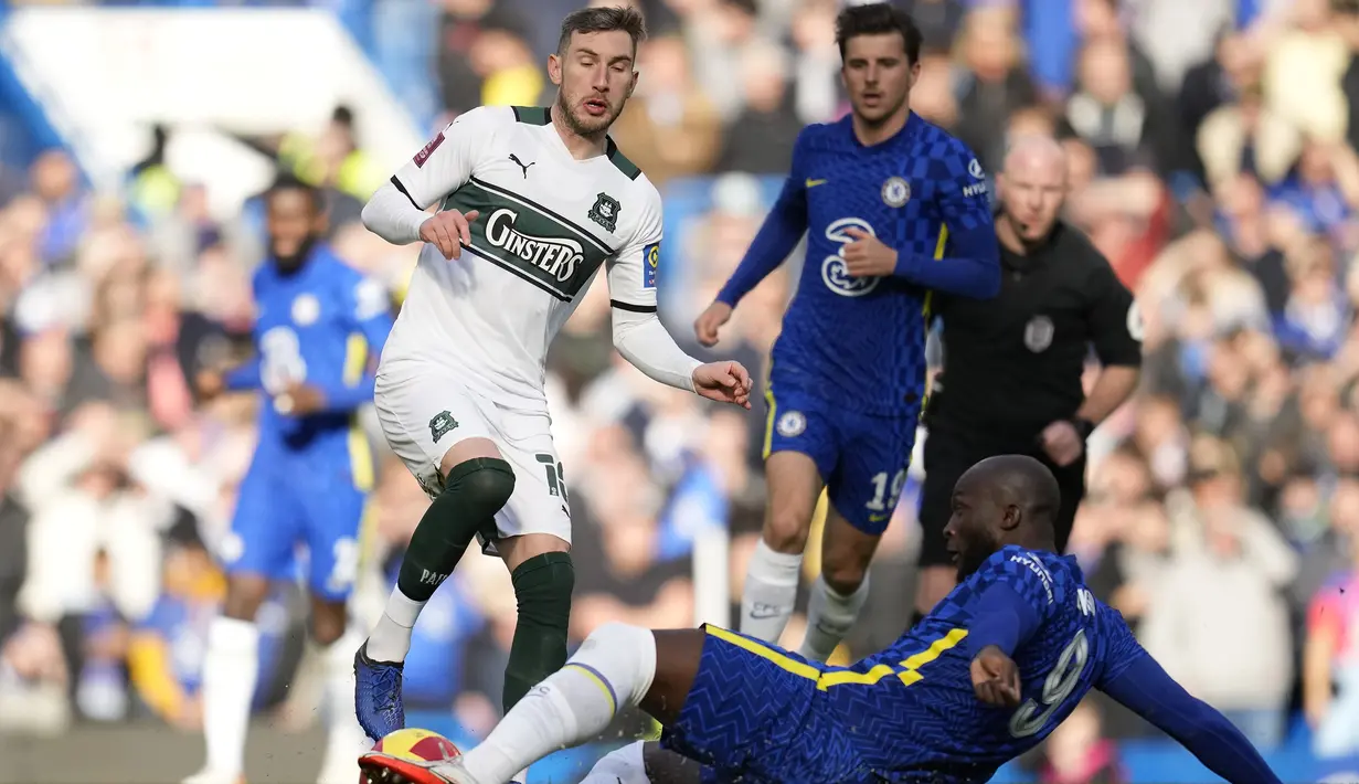 Pada menit ke-53 Chelsea nayris berbalik unggul. Umpan yang dilepaskan Hakim Ziyech di depan gawang Plymouth Argyle gagal dijangkau Romelu Lukaku. (AP/Matt Dunham)