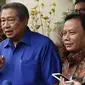 Ketua Umum Partai Demokrat Susilo Bambang Yudhoyono atau SBY (kiri) bersama Ketua Bawaslu Abhan (kanan) usai menggelar pertemuan tertutup di kediaman SBY di Kuningan, Jakarta, Selasa (10/7). (Liputan6.com/Herman Zakharia)