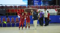Dhea Febrina Bangun, Agnes Matulapelwa, dan Luis Estrela usai Timnas Futsal Indonesia putri mengalahkan Thailand di babak semifinal SEA Games 2025, Selasa (16/12/2025). (Dok. NOC Indonesia)