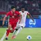 Pemain Timnas Indonesia, Dony Tri Pamungkas, berebut bola dengan pemain Mozambik, Valter Antonio Dauce, pada FIFA Matchday di Stadion Utama Gelora Bung Karno (SUGBK), Jakarta, pada Selasa (9/6/2026). (Bola.com/Abdul Aziz)