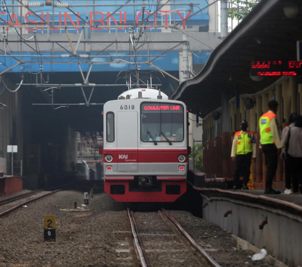 Vice President Corporate Secretary KCI, Anne Purba mengatakan, pinjaman tersebut tengah diajukan oleh pihak KCI. Dia menyebut PT Kereta Api Indonesia (KAI) juga memberikan dana sebesar Rp800 miliar.
