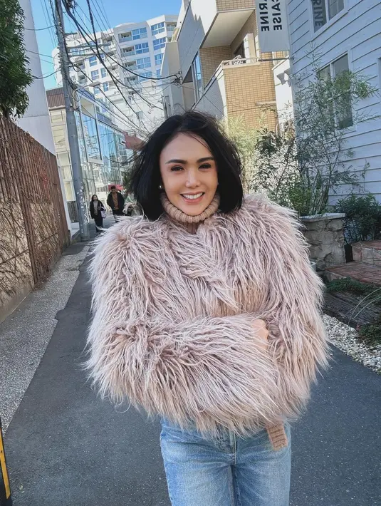 Pada salah satu momen, Yuni Shara tampil dengan turtleneck sweater yang dipadukan dengan outer bulu warna rose gold. Skinny jeans yang kasual pun digunakan sebagai bawahan.  [@yunishara36]
