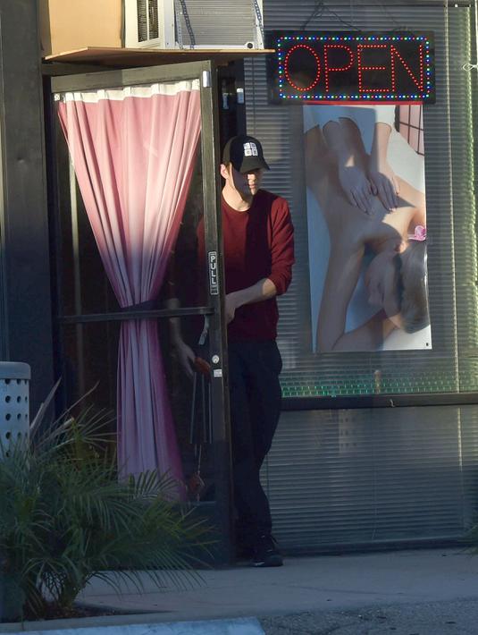 Aktor tampan, Ashton Kutcher terlihat santai keluar dari panti pijat plus-plus asal Thailand yang terletak di Los Angeles. Dan membuat media asal Inggris, The Sun, akhirnya ikut masuk dan melakukan investigasi. (thesun.co.uk)