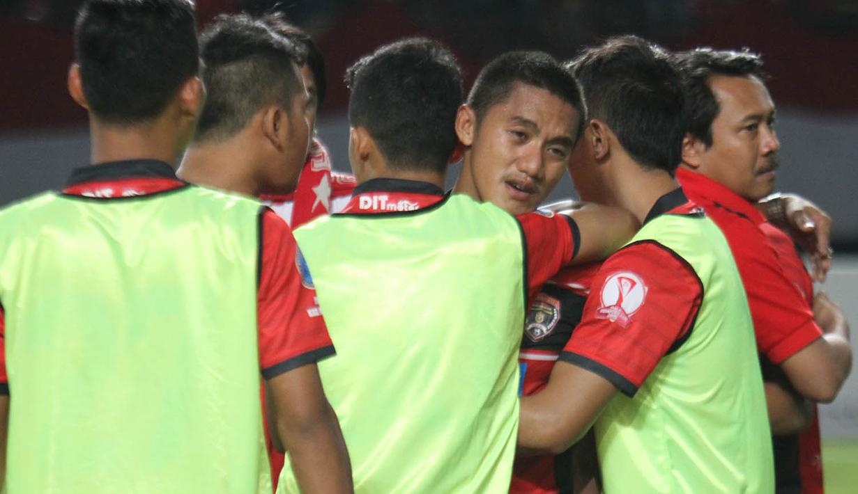 Kesedihan pemain Persinga Ngawi setelah kalah dari PSMS di final Piala Kemerdekaan. Minggu (13/9/2015). (Bola.com/Robby Firly)