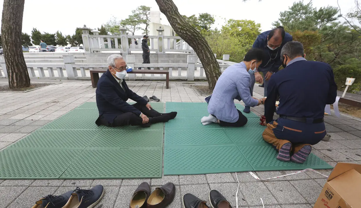 Pengungsi Korea Utara Jo Kyeong-hyeon (kiri) dan anggota keluarganya memberi penghormatan kepada leluhur mereka di Korea Utara saat merayakan Chuseok dekat perbatasan dengan Korea Utara di Paviliun Imjingak, Paju, Selatan Korea, Kamis (1/10/2020). (AP Photo/Ahn Young-joon)