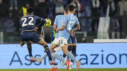 Laga baru berjalan empat menit di babak kedua, Fiorentina mampu menyamakan skor 1-1 lewat gol Nico Gonzalez. Gol dicetak lewat sepakan melengkung dari luar kotak penalti yang tak mampu diantisipasi kiper Lazio, Ivan Provedel. (AP Photo/Alessandra Tarantino)