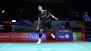 <p>Tunggal putra Indonesia, Jonatan Christie melepas bola yang diarahkan wakil China, Lu Guang Zu pada laga babak 32 besar Indonesia Masters 2024 di Istora Senayan, Jakarta, Rabu (24/1/2024). Jonatan Christie kalah rubber game 21-19, 19-21 dan 19-21. (Bola.com/M Iqbal Ichsan)</p>