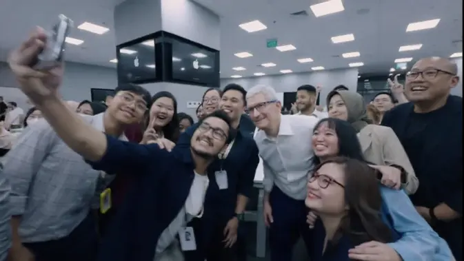 <p>Tim Cook Kunjungi Apple Developer Academy di Jakarta, Bertemu Pengembang Muda Berbakat dan Aplikasi Inspiratif. (Doc: Apple)</p>