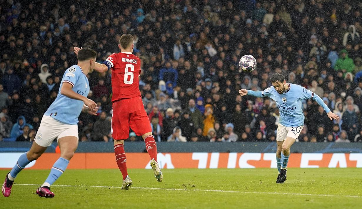 Gelandang Manchester City, Bernardo Silva melepaskan sundulan yang berbuah gol kedua timnya ke gawang Bayern Munchen pada laga leg pertama babak perempatfinal Liga Champions 2022/2023 di Etihad Stadium, Manchester, Rabu (12/4/2023) dini hari WIB. (AP Photo/Dave Thompson)