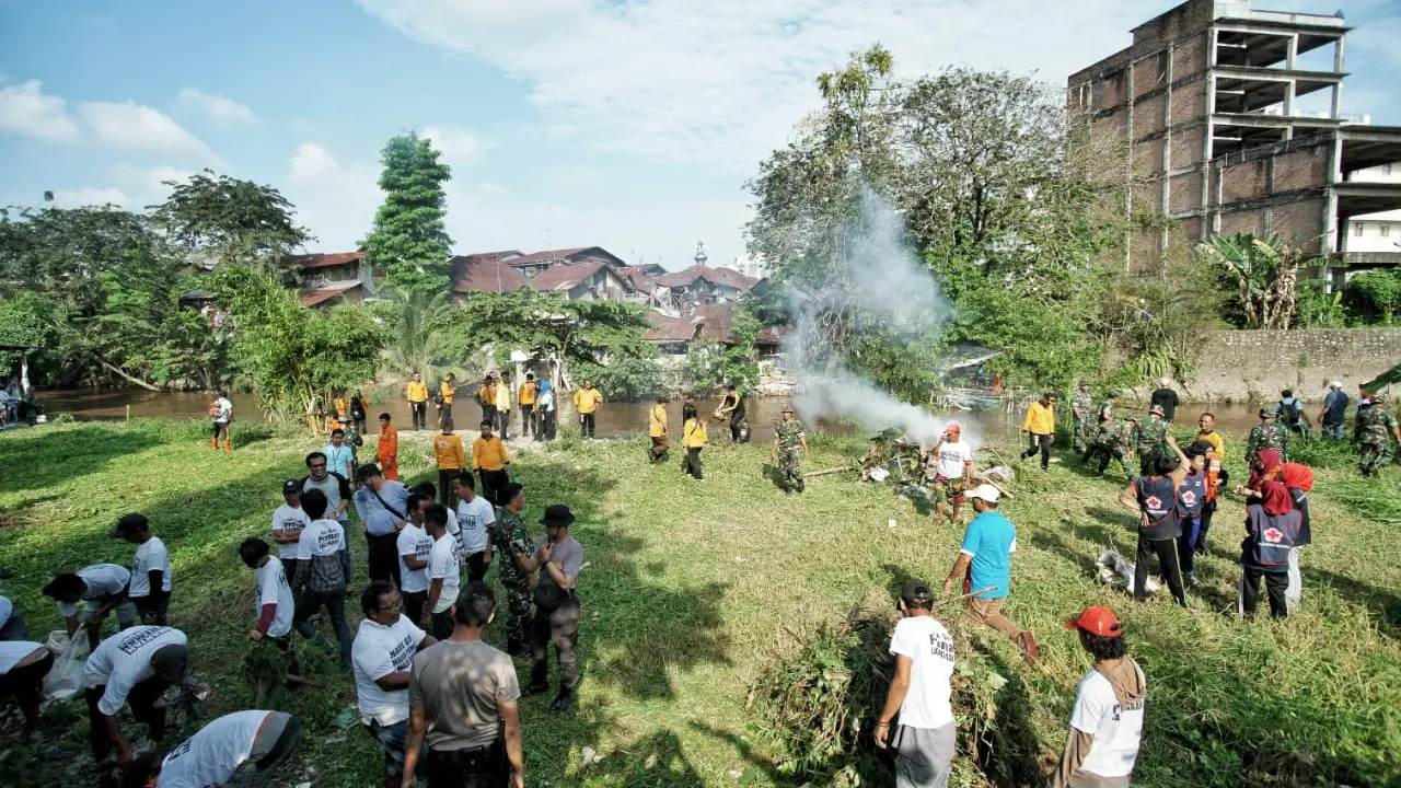 Puluhan preman gotong royong bersihkan Sungai Deli