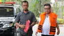 Tersangka perantara penyuap Hakim PN Medan, Hadi Setiawan (kanan) saat tiba di Gedung KPK, Jakarta, Rabu (3/10). Hadi diperiksa sebagai saksi untuk tersangka Tamin Sukardi. (Merdeka.com/Dwi Narwoko)