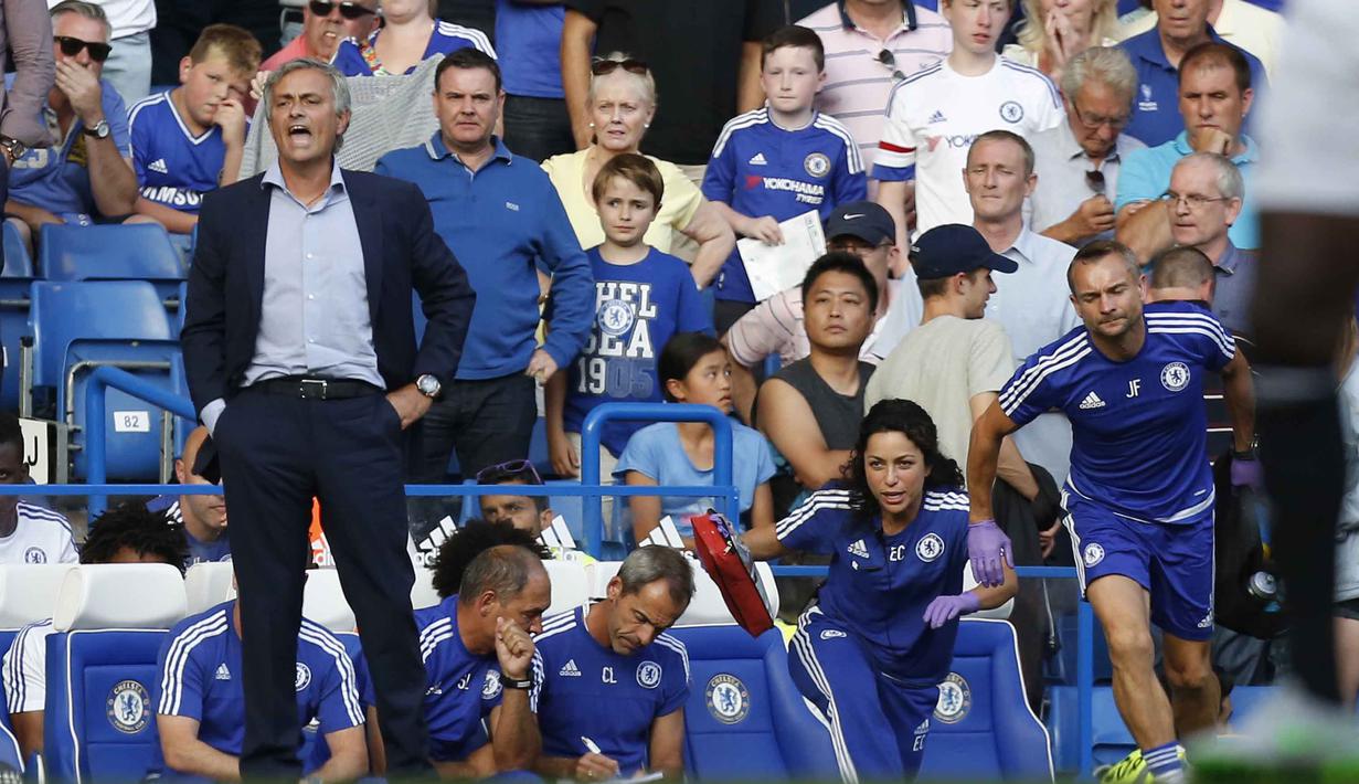  Eva Carneiro keluar dari Chlesea setelah berselisih dengan Jose Mourinho. (AFP Photo/Ian Kington)