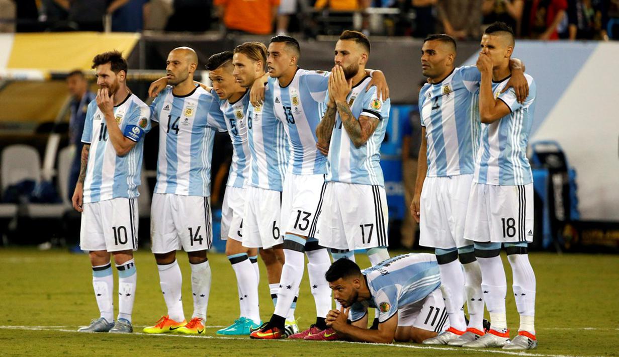 Lionel Messi dan pemain Argentina tegang saat adu penalti melawan Cile pada laga final di MetLife Stadium, East Rutherford, New Jersey, Senin (27/6/2016) pagi WIB, Tim Tango kalah dengan skor 2-4 melalui adu penalti. (EPA/Jason Szenes)