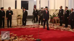 Presiden Joko Widodo saat akan memimpin acara pelantikan di Istana Negara, Jakarta, Rabu (27/7). Jokowi melantik menteri baru kebinet kerja. Ada 13 pos kementerian/lembaga yang dirombak, sembilan di antaranya diisi wajah baru. (Liputan6.com/Faizal Fanani)