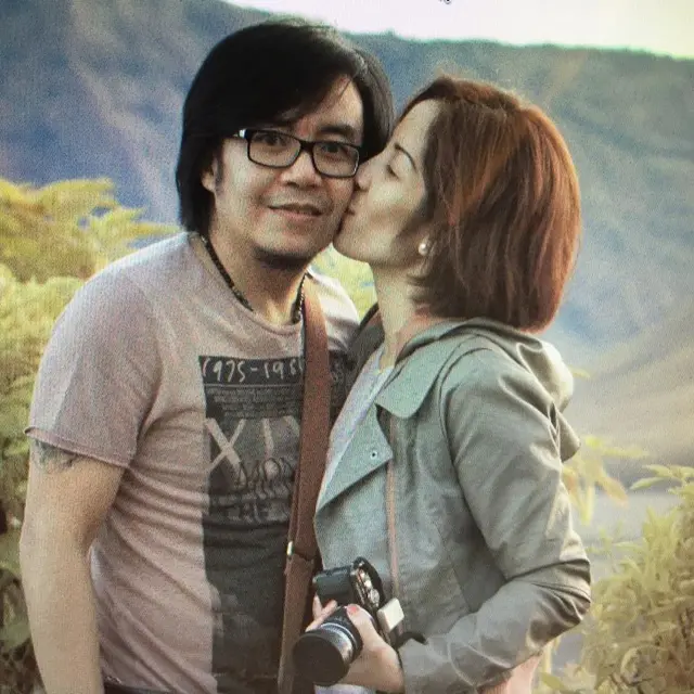 7 Potret Kebersamaan Ari Lasso dan Istri Selama 20 tahun Pernikahan