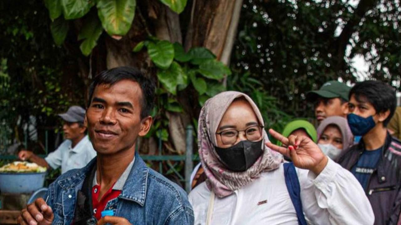 Hal tersebut bisa dilihat dari antusiasme warga ibu kota yang mengantre untuk masuk ke dalam bus wisata gratis Transjakarta pada Selasa (26/12/2023).<br>