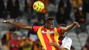 Penyerang Lens, Simon Banza, berusaha menyundul bola saat menghadapi PSG pada laga Liga Prancis di Stadion Bollaert-Delelis, Jumat (11/9/2020). PSG kalah 0-1 atas Lens. (AFP/Denis Charlet)