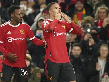 Pelatih Manchester United, Ralf Rangnick melakukan eksperimen dengan menurunkan pemain pelapis yang masih muda saat menjamu Young Boys di pertandingan Liga Champions. Mereka diantaranya adalah Amad Diallo (kiri), Anthony Elanga (tengah), dan Mason Greenwood. (AP Photo/Dave Thompson)