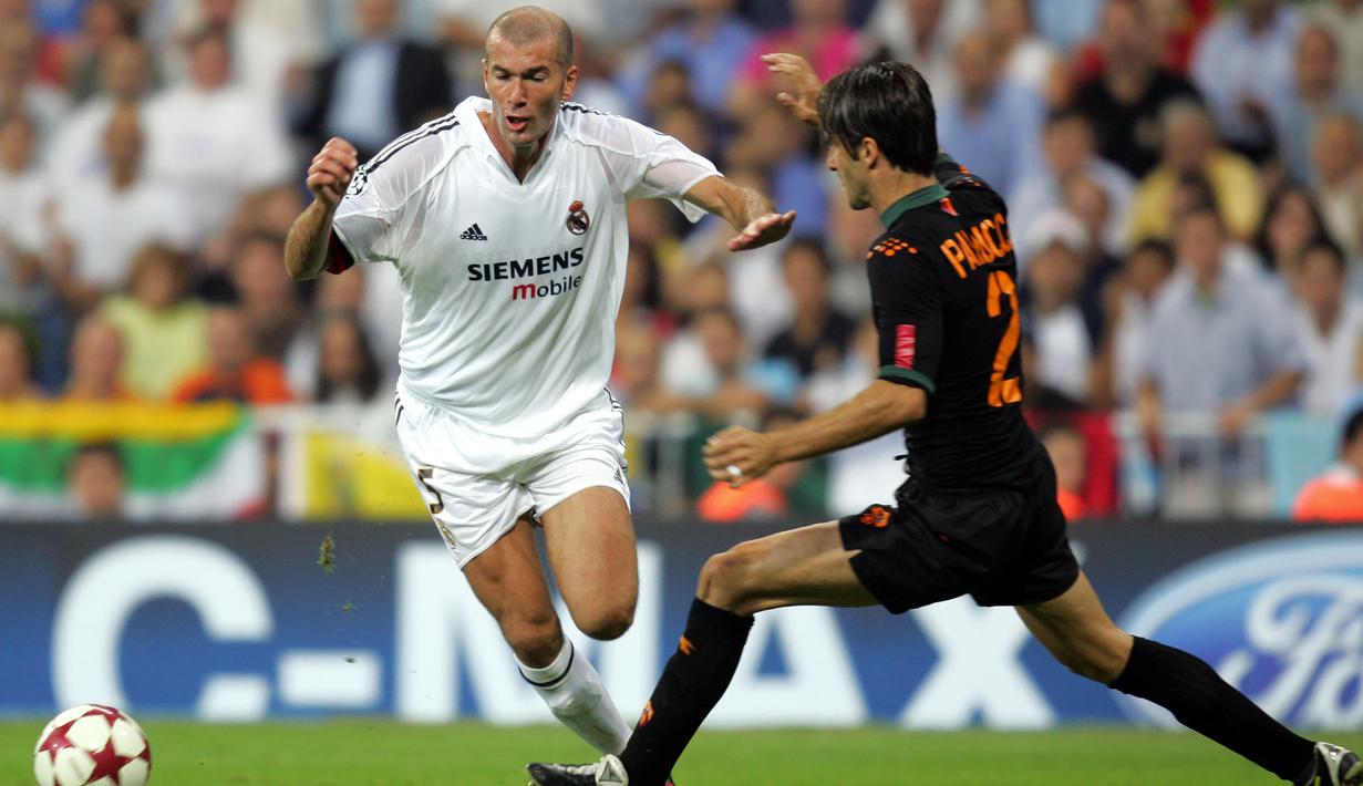 Zidane berhasil berkontribusi untuk enam trofi yang diraih Real Madrid dalam kurun waktu 2001 sampai 2006. Pemain asal Prancis ini akhirnya gantung sepatu pada tahun 2006. (AFP/Javier Soriano)