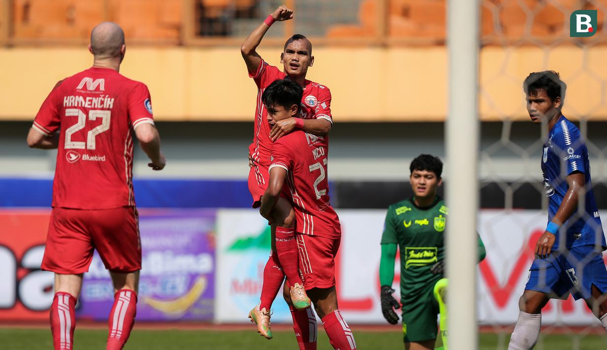 <p>Pemain Persija Jakarta, Riko Simanjuntak melakukan selebrasi setelah mencetak gol ke gawang PSIS Semarang pada laga lanjutan BRI Liga 1 2022/2023 di Stadion Wibawa Mukti, Cikarang, Kamis (16/03/2023). (Bola.com/Bagaskara Lazuardi)</p>