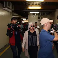 Mak Vera menyerahkan kepada Billy Syahputra menjelaskan soal dugaan eksploitasi Olga Syahputra. (Foto: M.Akrom/bintang.com)