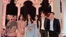 Kombinasi ini memberikan keseimbangan sempurna antara formalitas dan gaya muda yang segar. [@fuji_an].