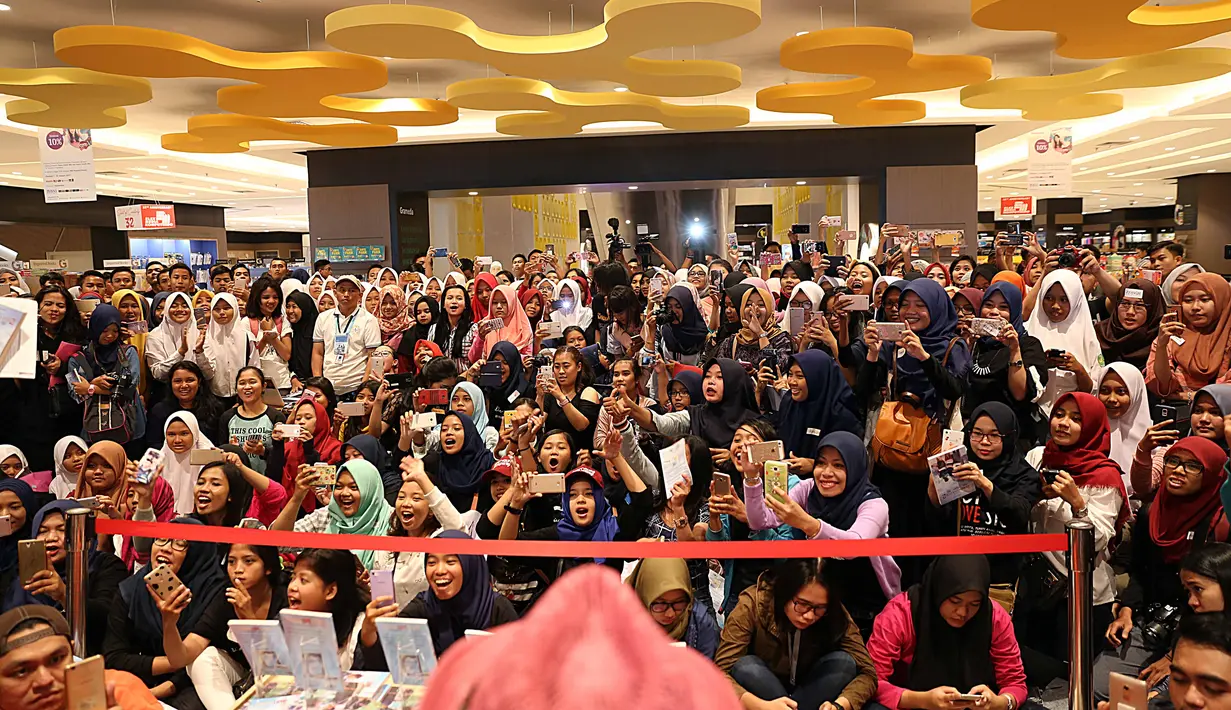 Sausaana launching buku London Love Story 2 di Toko Buku Gramedia World Karawang, Jawa Barat Senin (30/1/2017). Acara itu dihadiri oleh Michelle Ziudith, Dimas Anggara dan Rizky Nazar. (Nurwahyunan/Bintang.com)
