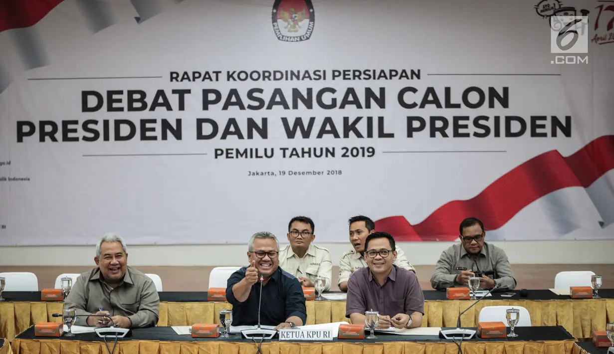 Ketua KPU, Arief Budiman (tengah) memimpin rapat koordinasi persiapan debat pasangan calon Presiden dan calon Wakil Presiden di Jakarta, Rabu (19/12). Rapat membicarakan persiapan debat pasangan capres-cawapres Pilpres 2019. (Liputan6.com/Faizal Fanani)