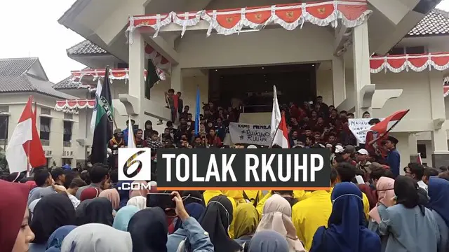 Ribuan mahasiswa di Tasikmalaya, Jawa Barat melakukan aksi demonstrasi menolak RKUHP dan Revisi UU KPK. Tidak diterima oleh seruh anggota dewan, mahasiswa menggeruduk masuk ke dalam gedung.