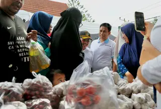 Wakil Menteri Dalam Negeri (Wamendagri) Akhmad Wiyagus membuka Gerakan Pangan Murah di pelataran Pantai Senggigi, Kabupaten Lombok Barat, Nusa Tenggara Barat (NTB), Selasa (19/5/2026).