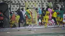 Tim Ghana dan para suporter Ghana yang terancam pun terpaksa berlindung untuk mencari tempat yang aman di dalam stadion. (AP/Sunday Alamba)
