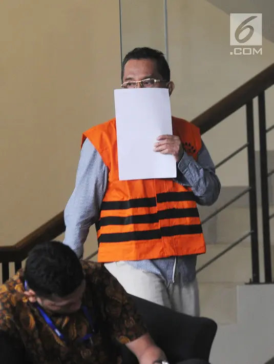 Anggota DPRD Sumatera Utara, Arifin Nainggolan usai menjalani pemeriksaan di Gedung KPK, Jakarta, Senin (16/7). Arifin Nainggolan resmi ditahan selama 20 hari ke depan. (Merdeka.com/Dwi Narwoko)