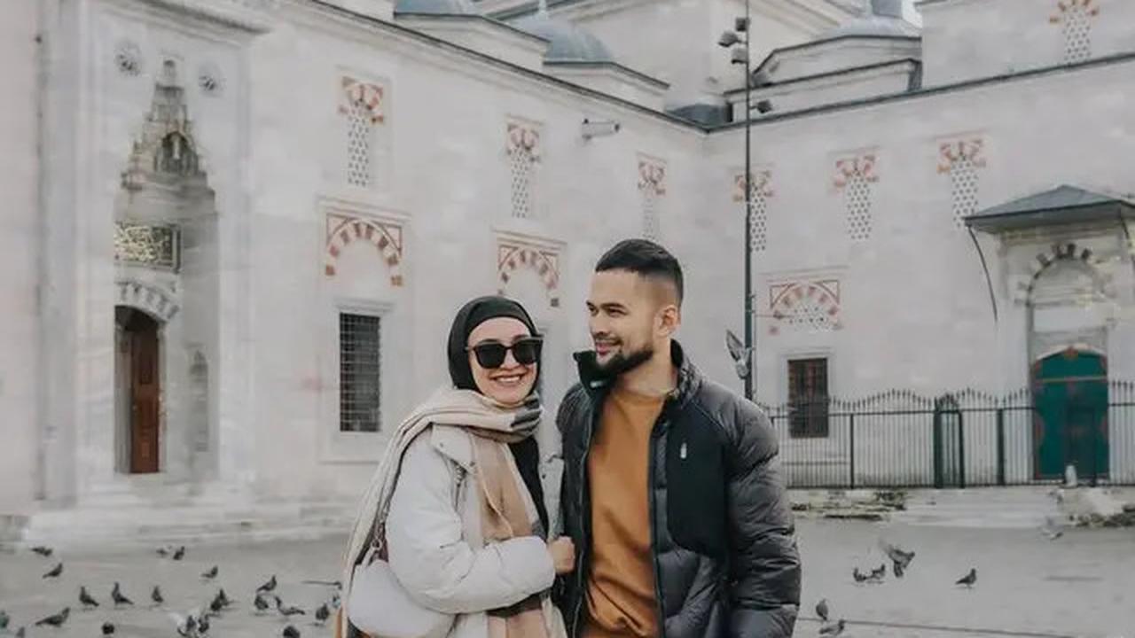 8 OOTD Hijab Shireen Sungkar Liburan di Qatar dan Turki Serasi dengan Suaminya, Tengku Wisnu