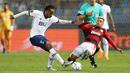 Gelandang Al Hilal, Andre Carrillo berebut bola dengan gelandang Flamengo Giorgian De Arrascaeta dalam duel babak semifinal Piala Dunia Antarklub 2022 di Ibn Batouta Stadium, Rabu (8/2/2023) dini hari WIB. Kali ini tiga gol Al Hilal datang dari dua penalti Salem Al Dawsari (4', 45+9') dan aksi Luciano Vietto (70'). (Fadel SENNA / AFP)
