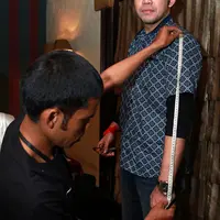 Sandy Tumiwa banyak menjalani kegiatan-kegiatan pengajian untuk mendalami agama. Ia belajar lebih dalam dengan mengikuti pengajian sebulan sekali dengan seorang Ulama. (Deki Prayoga/Bintang.com)