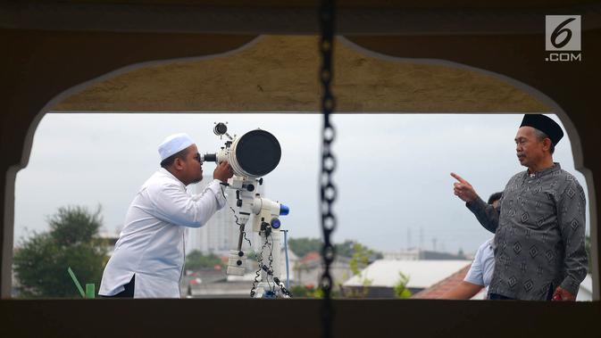 Pemandangan saat petugas meneropong posisi hilal (bulan) dari Pondok Pesanteren Al-Hidayah Jakarta, Selasa (15/5). (Merdeka.com/Imam Buhori)