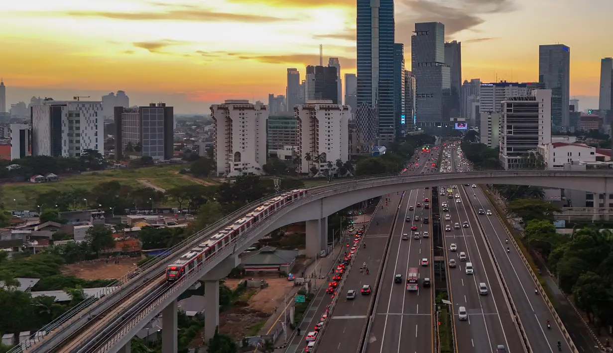 Stasiun Dukuh Atas BNI menjadi yang paling padat dengan 18.159 pengguna tap in dan 18.061 pengguna tap out. (merdeka.com/Arie Basuki)