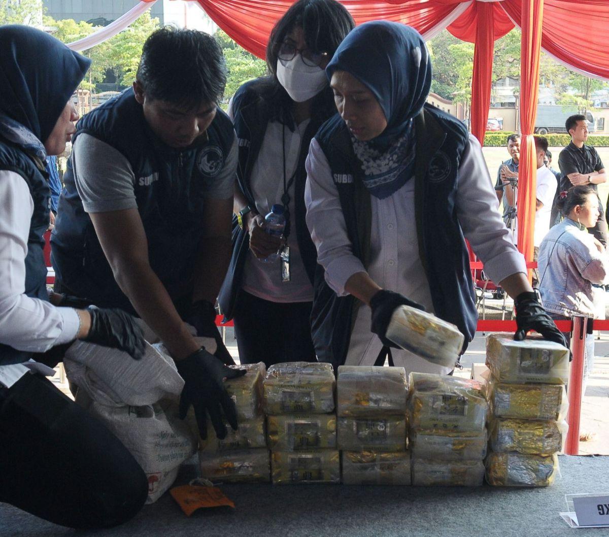 Jaringan tersebut nyatanya memang menjadikan Indonesia sebagai sasaran utama peredaran narkoba dan dikendalikan oleh Fredy Pratama yang bersembunyi di Thailand.<br>