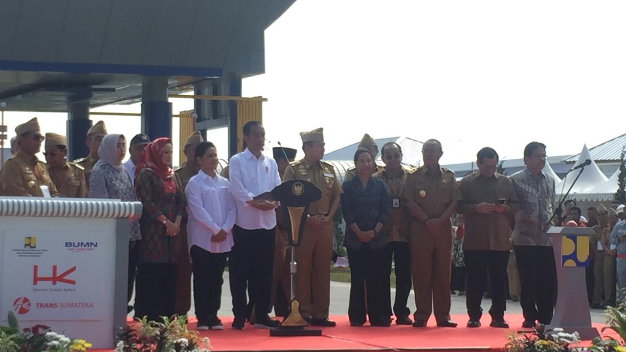 Presiden Joko Widodo atau Jokowi meresmikan jalan Tol Trans Sumatera ruas Bakauheni-Terbanggi Tinggi.
