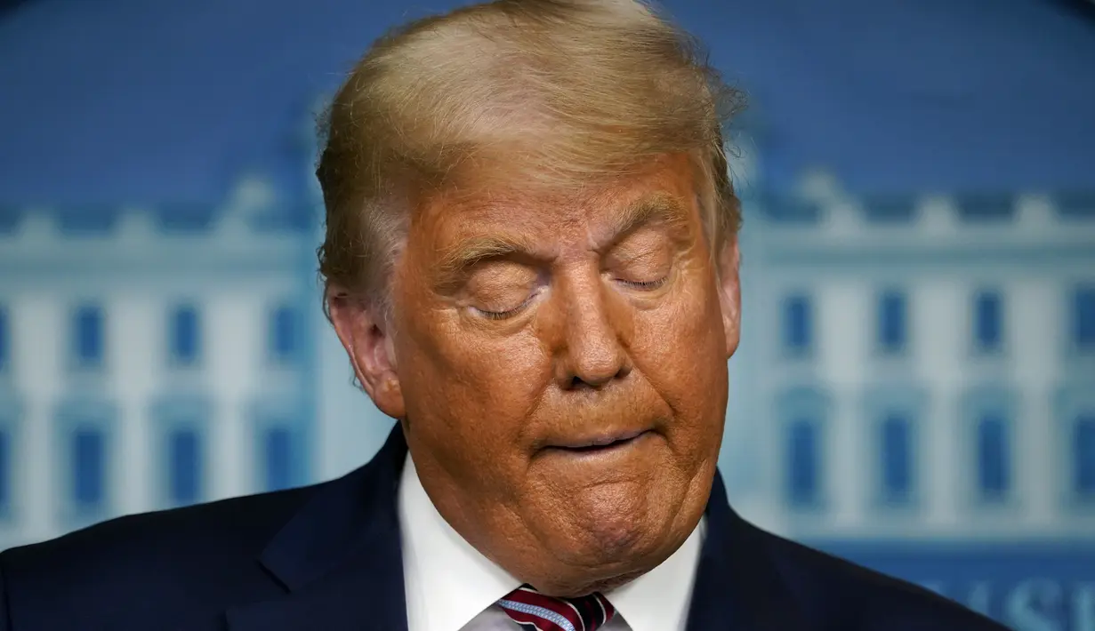 Presiden Donald Trump berbicara tentang hasil pemilihan presiden AS 2020 di Gedung Putih, Kamis (5/11/2020). Hingga saat ini proses penghitungan suara pemilihan presiden Amerika masih berlangsung, namun perolehan suara Donald Trump maupun Joe Biden masih bersaing ketat. (AP Photo/Evan Vucci)