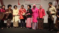 Menteri Pemberdayaan Perempuan dan Perlindungan Anak, Yohana Yembise membuka pameran Katumbiri Expo 2017 di JCC, Jakarta, Rabu (6/12). Acara ini diselenggarakan sejak tahun 2011. (Liputan6.com/Angga Yuniar)