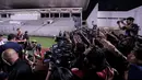Kiper Timnas Indonesia, Emil Audero memberikan keterangan di depan media saat latihan menjelang laga Putaran Ketiga Kualifikasi Piala Dunia 2026 melawan China yang berlangsung di Stadion Madya, Kompleks Stadion Utama Gelora Bung Karno (SUGBK), Senayan, Jakarta, Senin (02/06/2025). (Bola.com/Bagaskara Lazuardi)