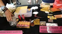 Barang bukti kasus narkotika yang disita polisi dari seorang tersangka yang menjual narkoba dengan modus pengobatan alternatif (Liputan6.com/Darno)