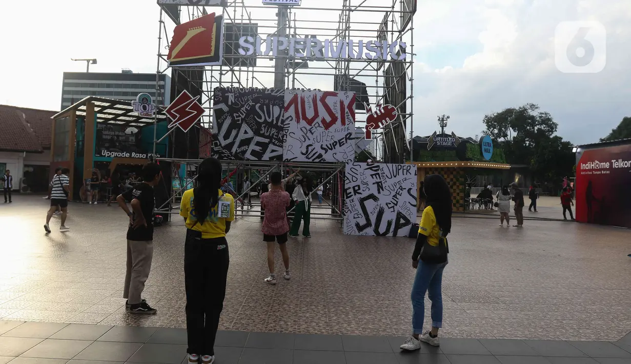 Para penonton sedang berada di area Everblast festival 2023 hari pertama di Gambir Expo Kemayoran, Jakarta Pusat, Sabtu (4/3/2023). Sejumlah artis musik dijadwalkan tampil di hari pertama festival yang digelar Akselerasi Entertainment tersebut, salah satunya adalah band Simple Plan. (Liputan6.com/Herman Zakharia)