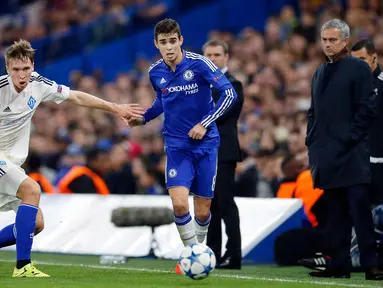 Gelandang Chelsea, Oscar (tengah) berusaha mengejar bola dari kawalan pemain Dynamo Kiev pada lanjutan Grup G liga champions di  Stamford Bridge, London, Inggris (4/11). Chelsea menang atas Kiev dengan skor 2-1. (Reuters/Andrew Couldridge)