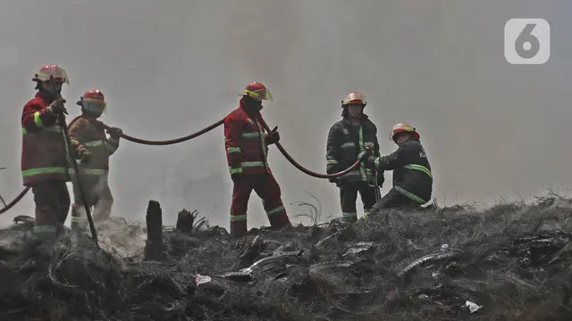 Api di Lokasi Kebakaran Lapak Ban Bekas Belum Padam